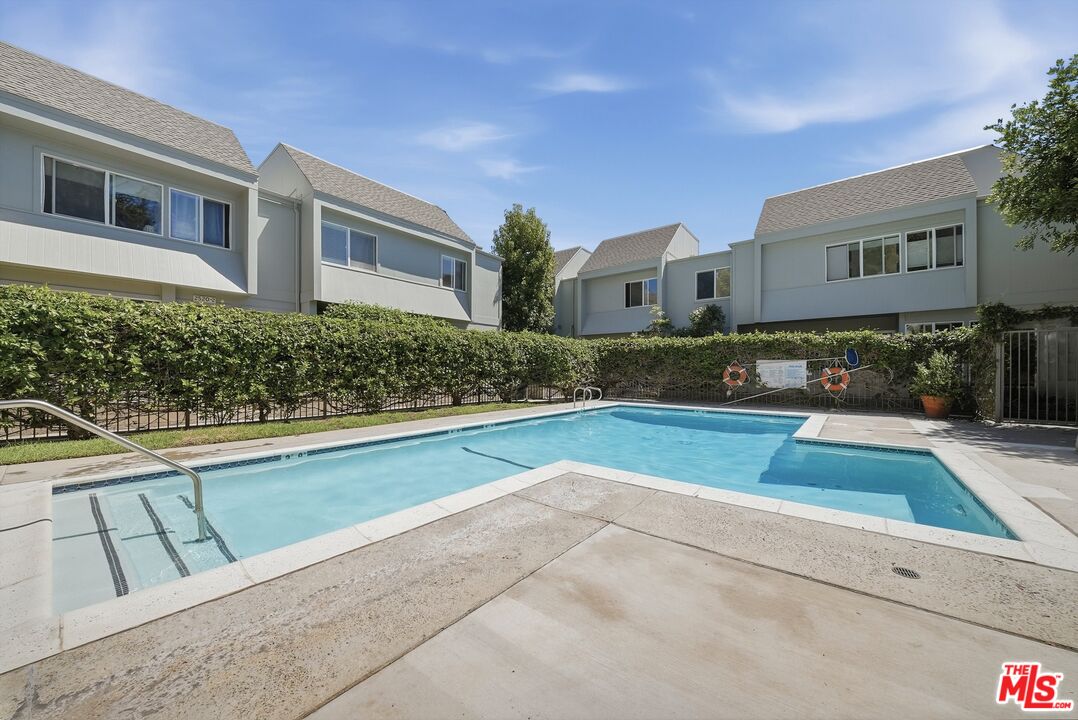 2520 Arizona Ave Unit: 8