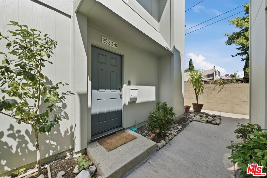 2520 Arizona Ave Unit: 8