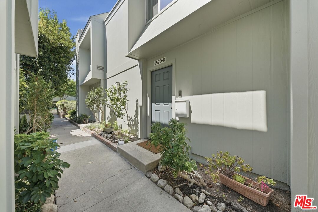 2520 Arizona Ave Unit: 8