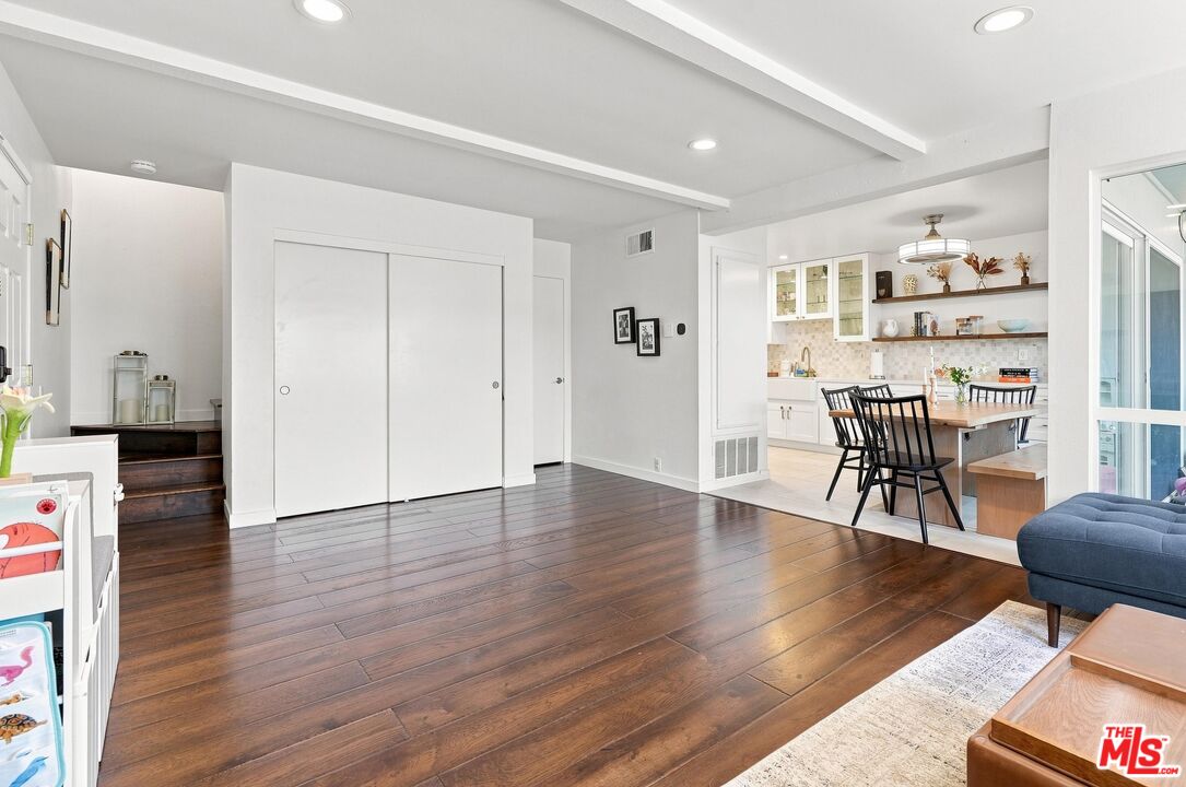 2520 Arizona Ave Unit: 8