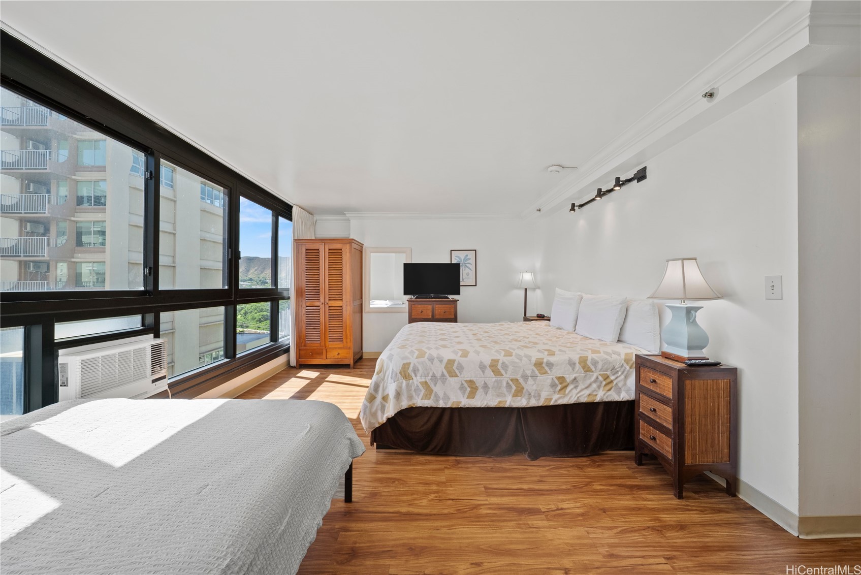 134 Kapahulu Avenue 822
