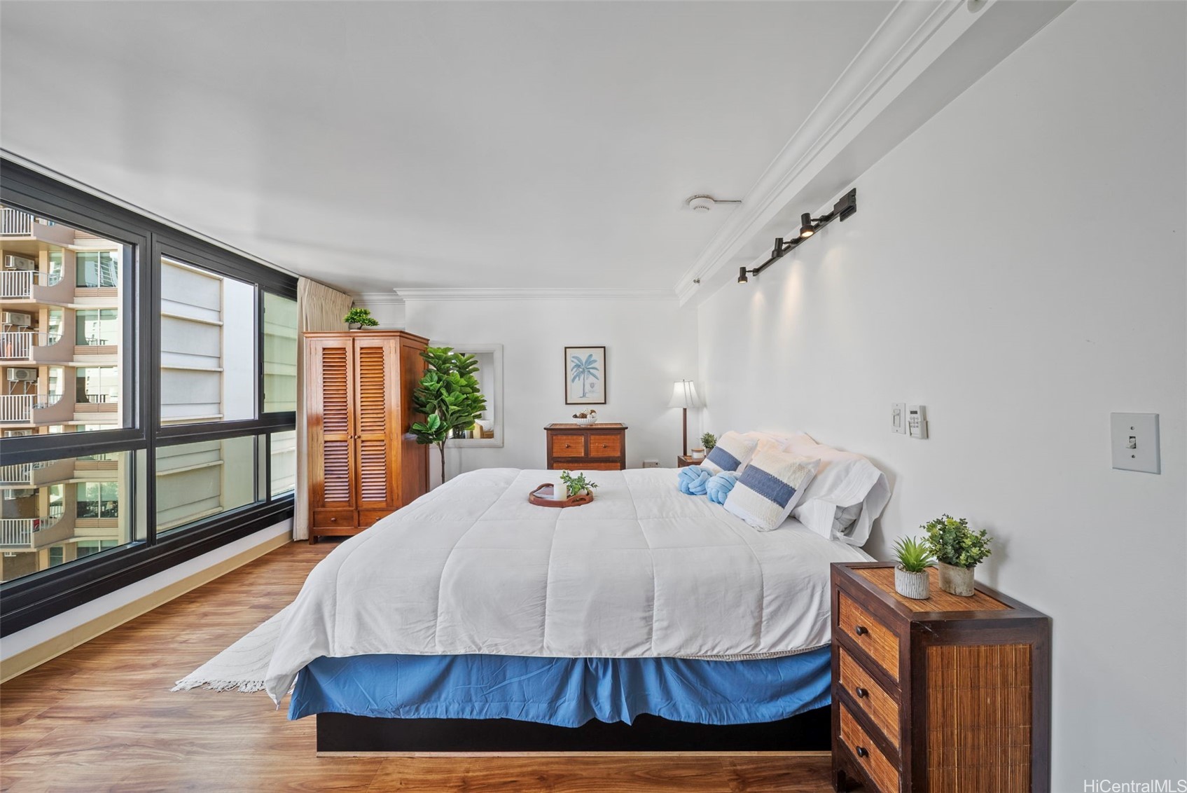 134 Kapahulu Avenue 822