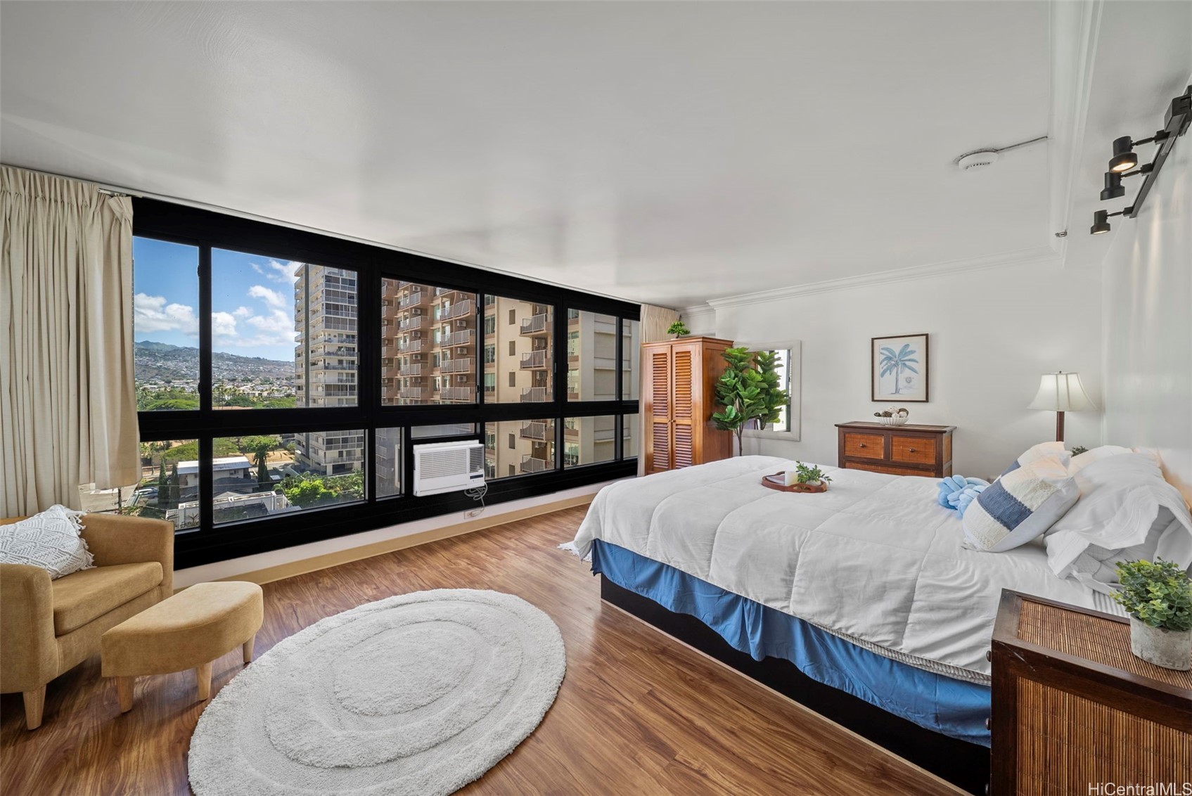 134 Kapahulu Avenue 822