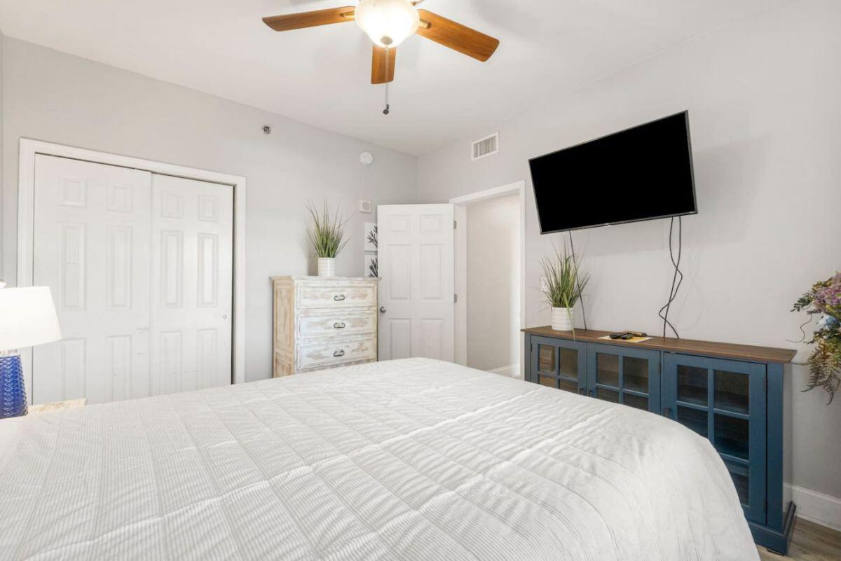 9860 S Thomas Drive UNIT 1007