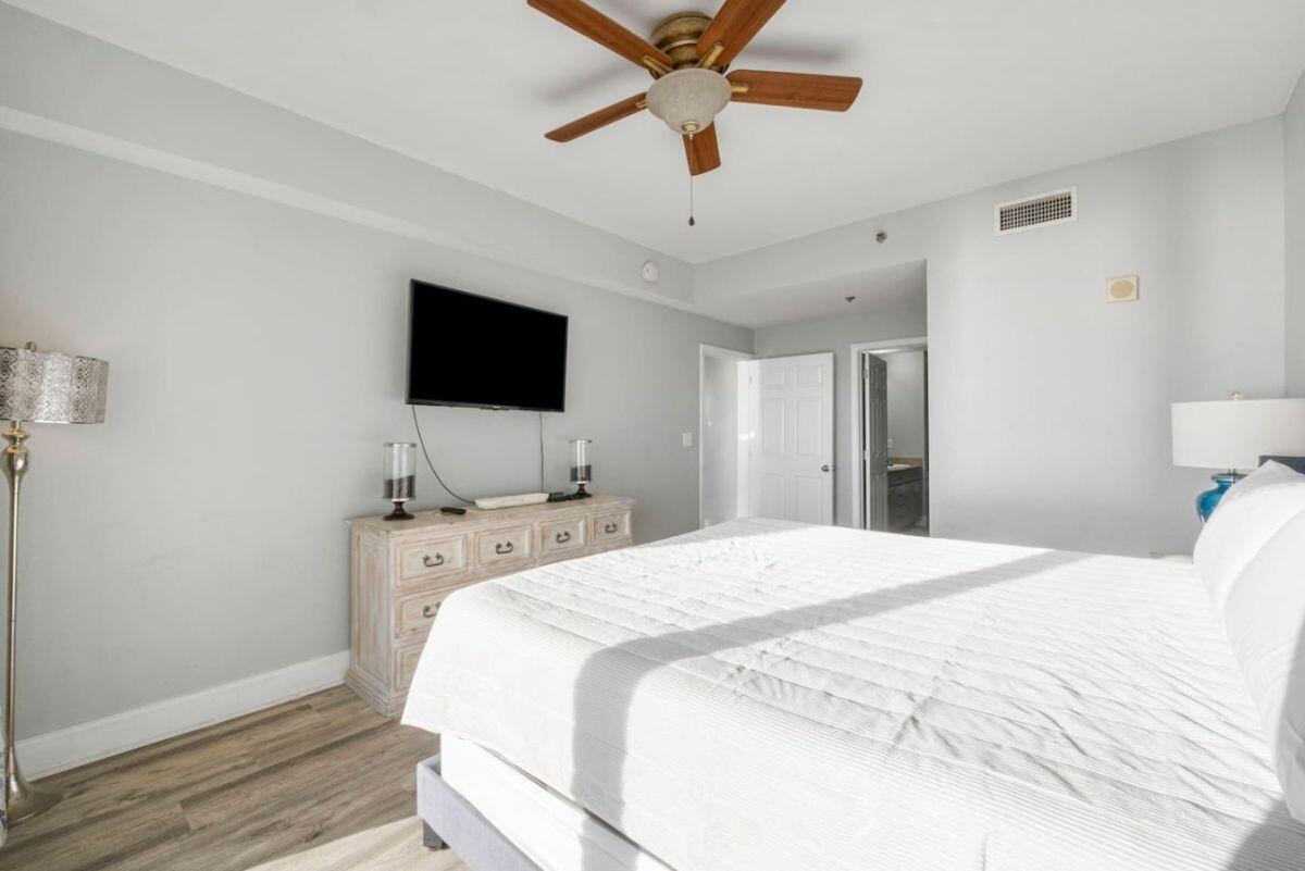 9860 S Thomas Drive UNIT 1007