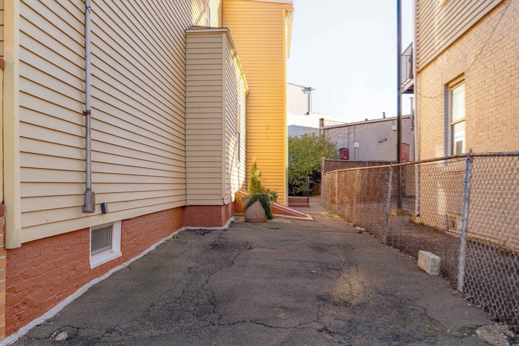 11 Ford St