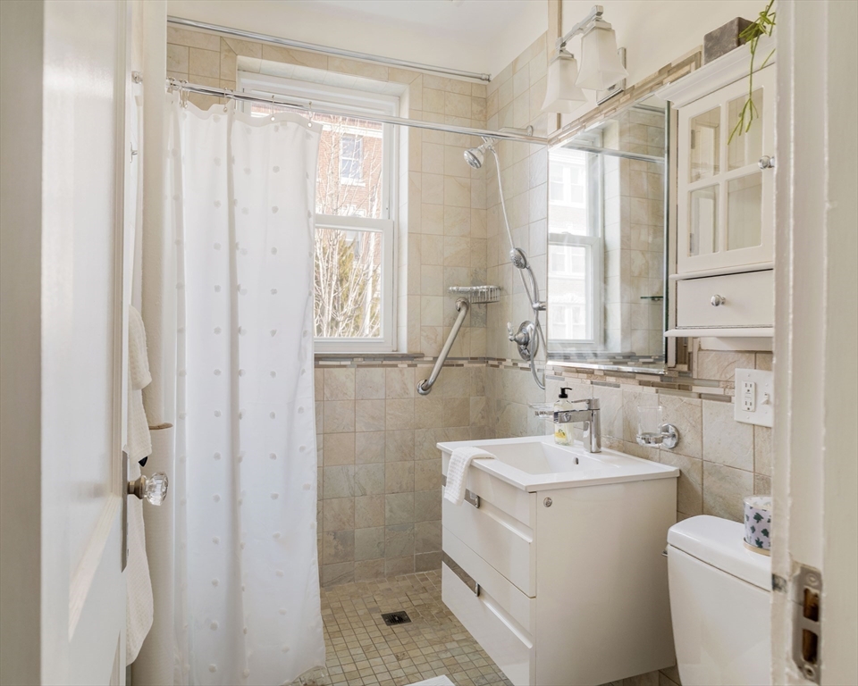 32 James St # 1