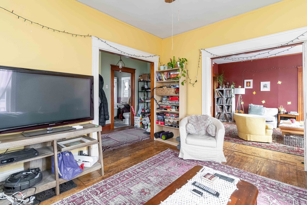 1097 Broadway