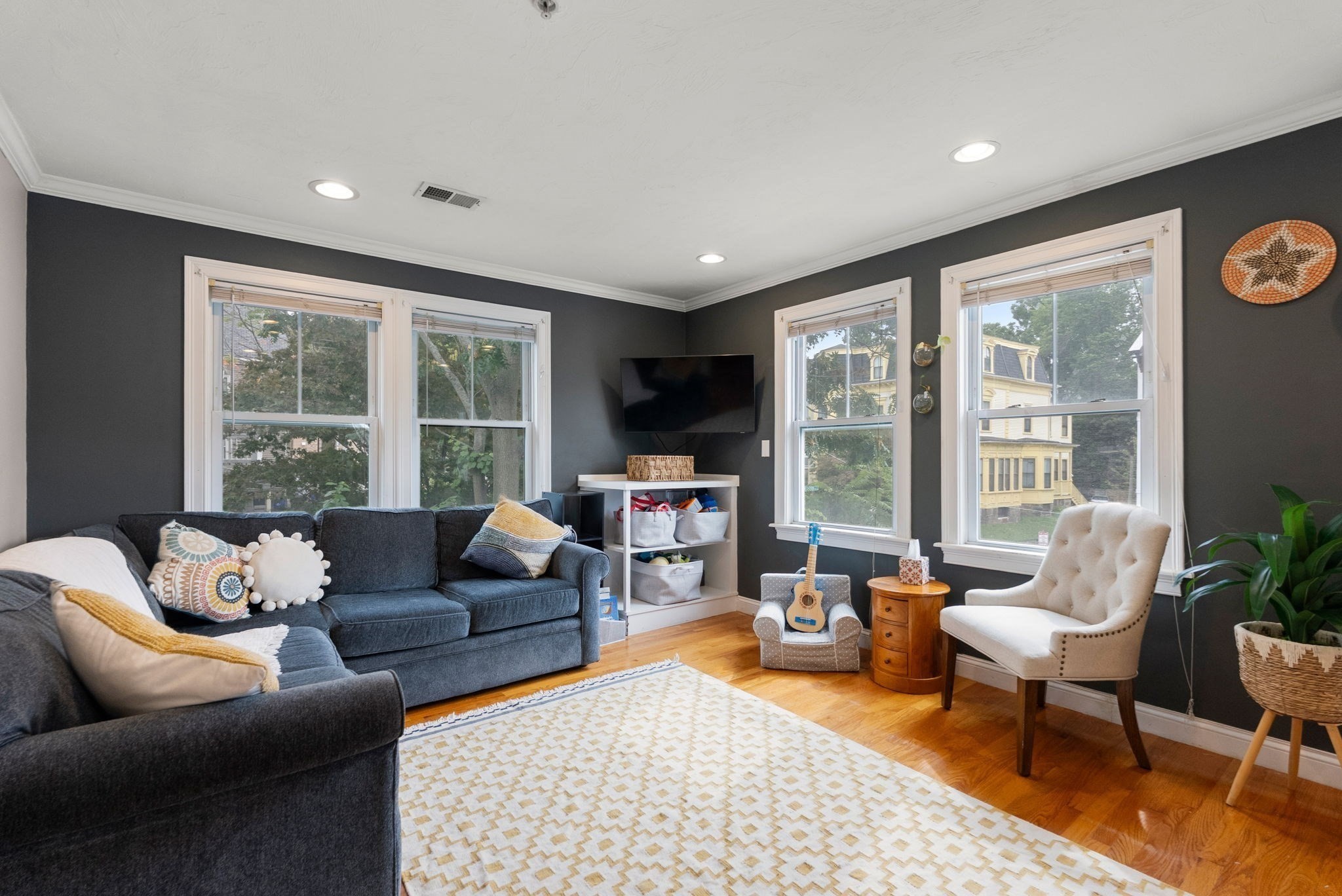 16 Westminster Ave # B2