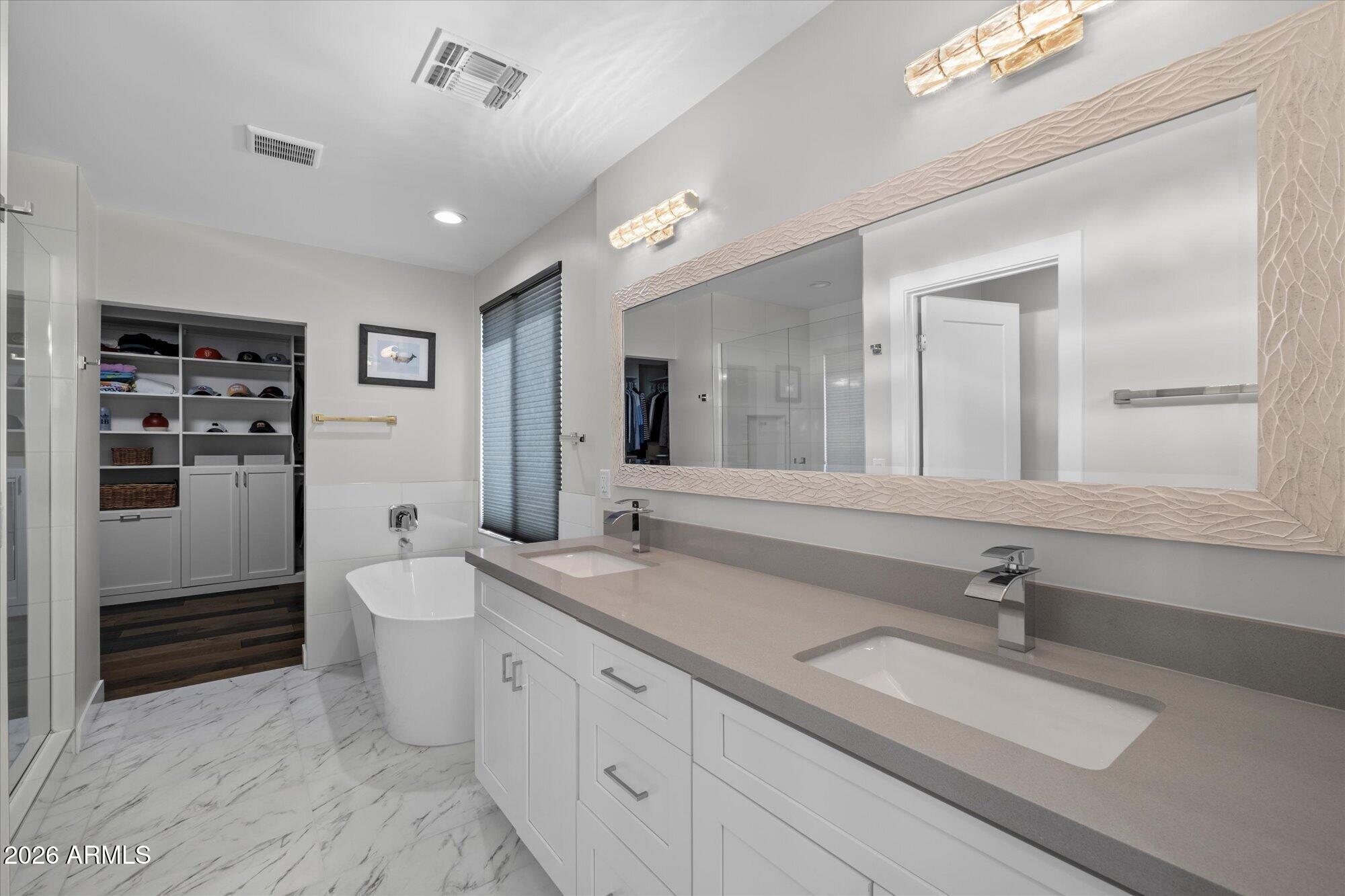 7522 E WOODSHIRE Cove