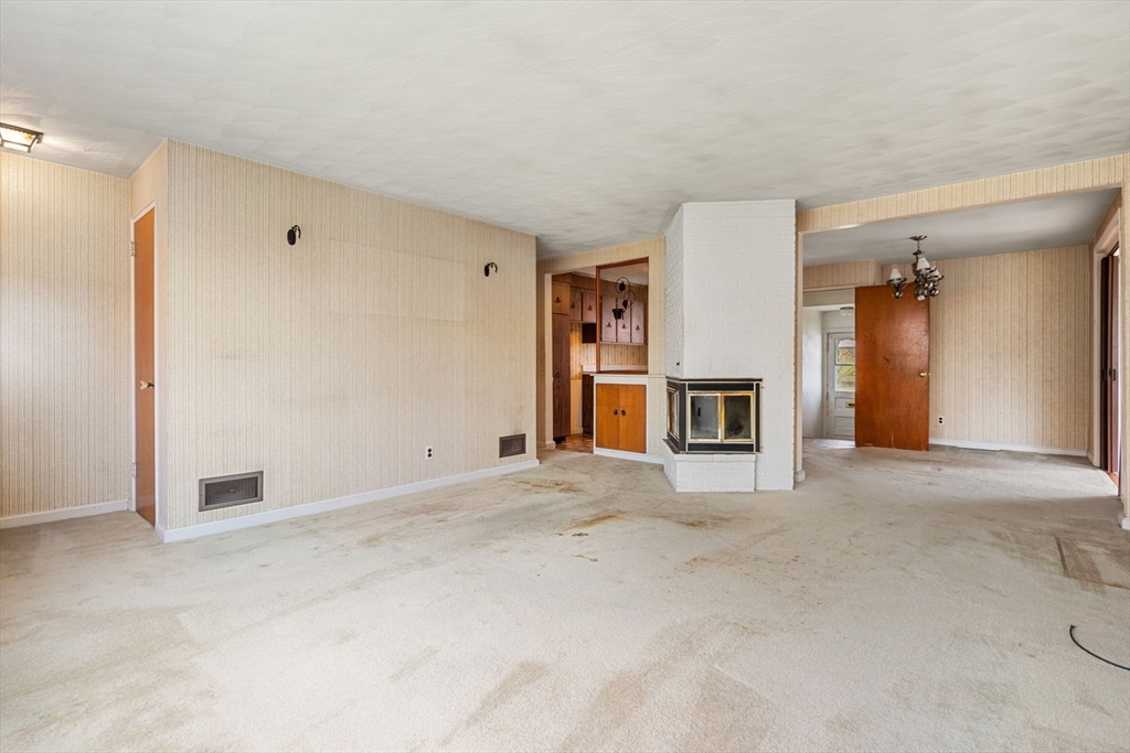 2 Hickory Ln