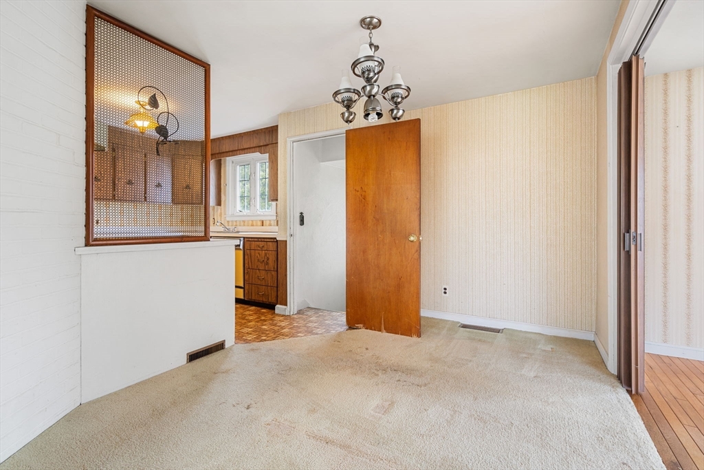 2 Hickory Ln