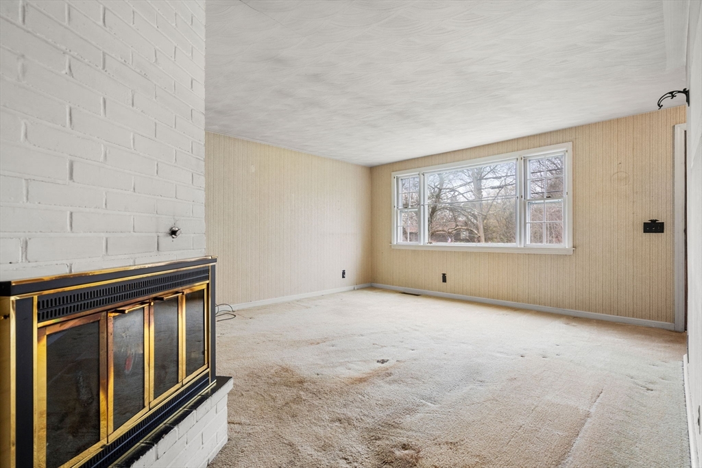 2 Hickory Ln