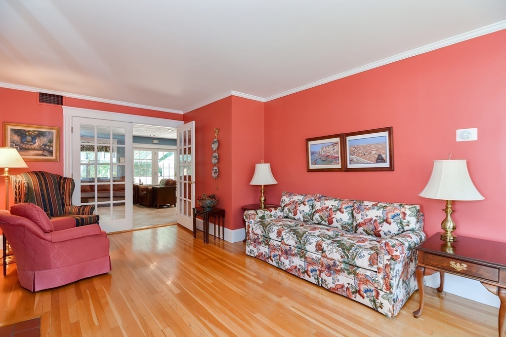 207 Lawrence Rd