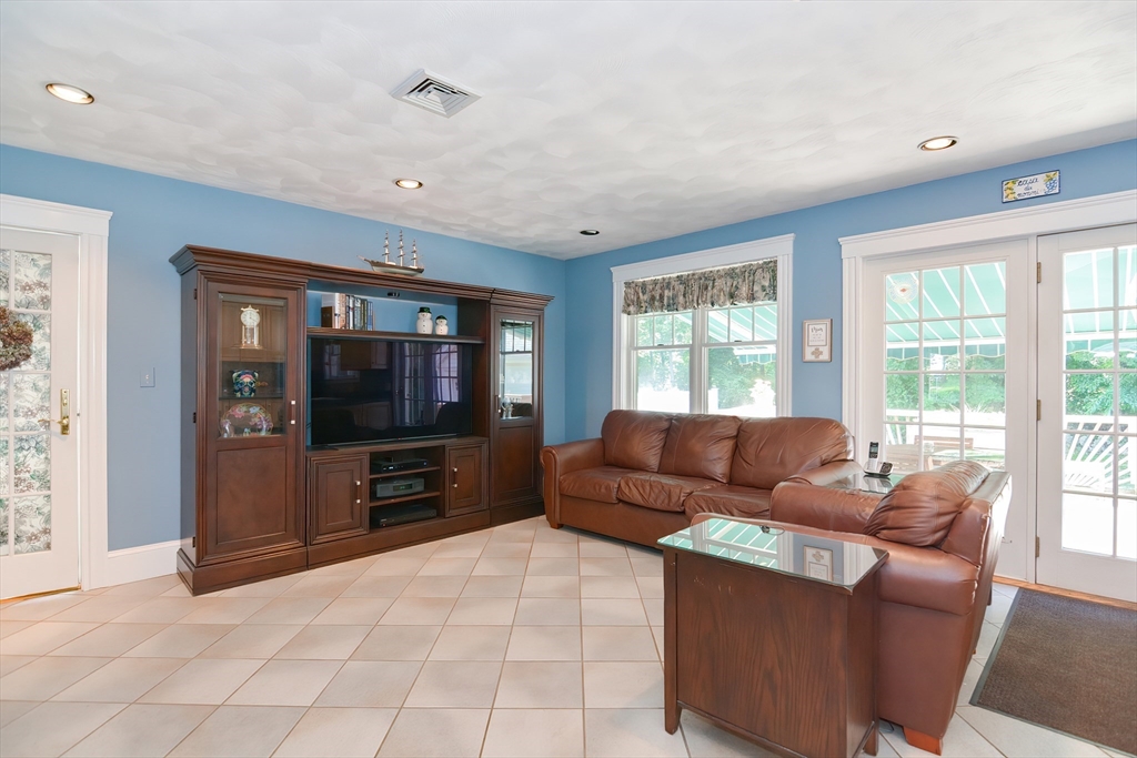 207 Lawrence Rd