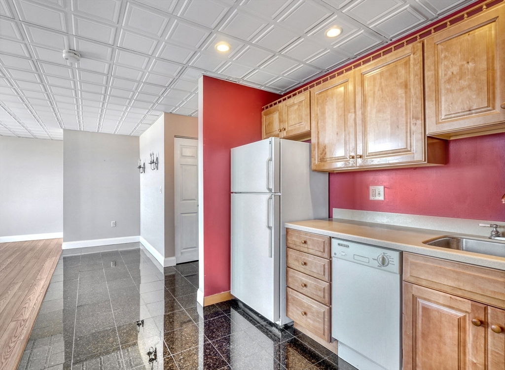 340 Main St # 703