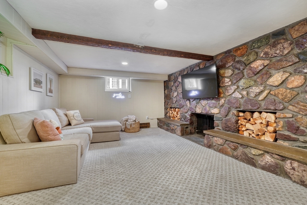 35 Woodcrest Dr