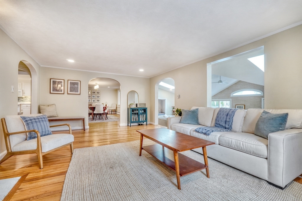 35 Woodcrest Dr