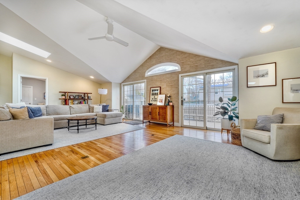 35 Woodcrest Dr