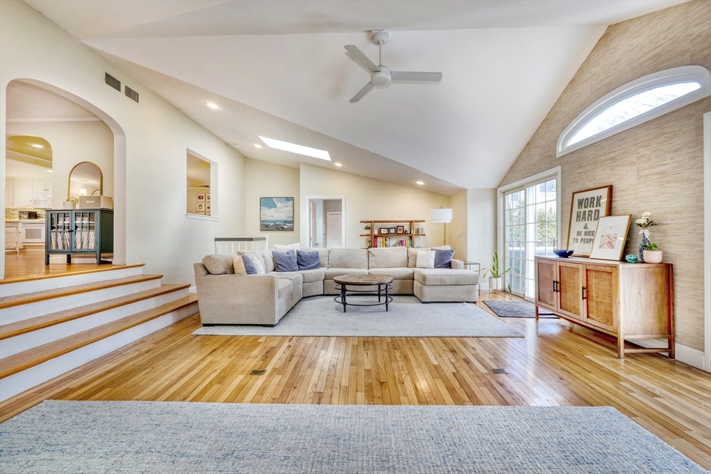 35 Woodcrest Dr