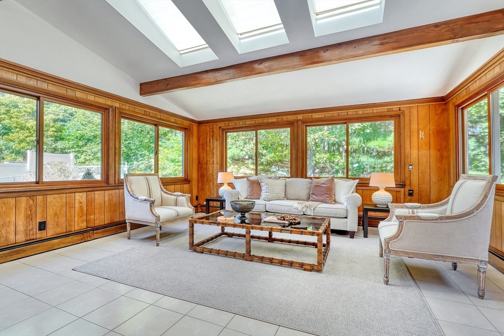 118 North Woodcrest Drive