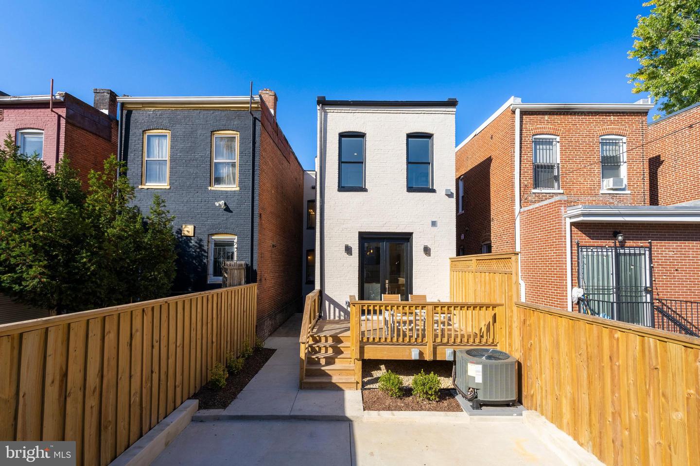 220 N St NW