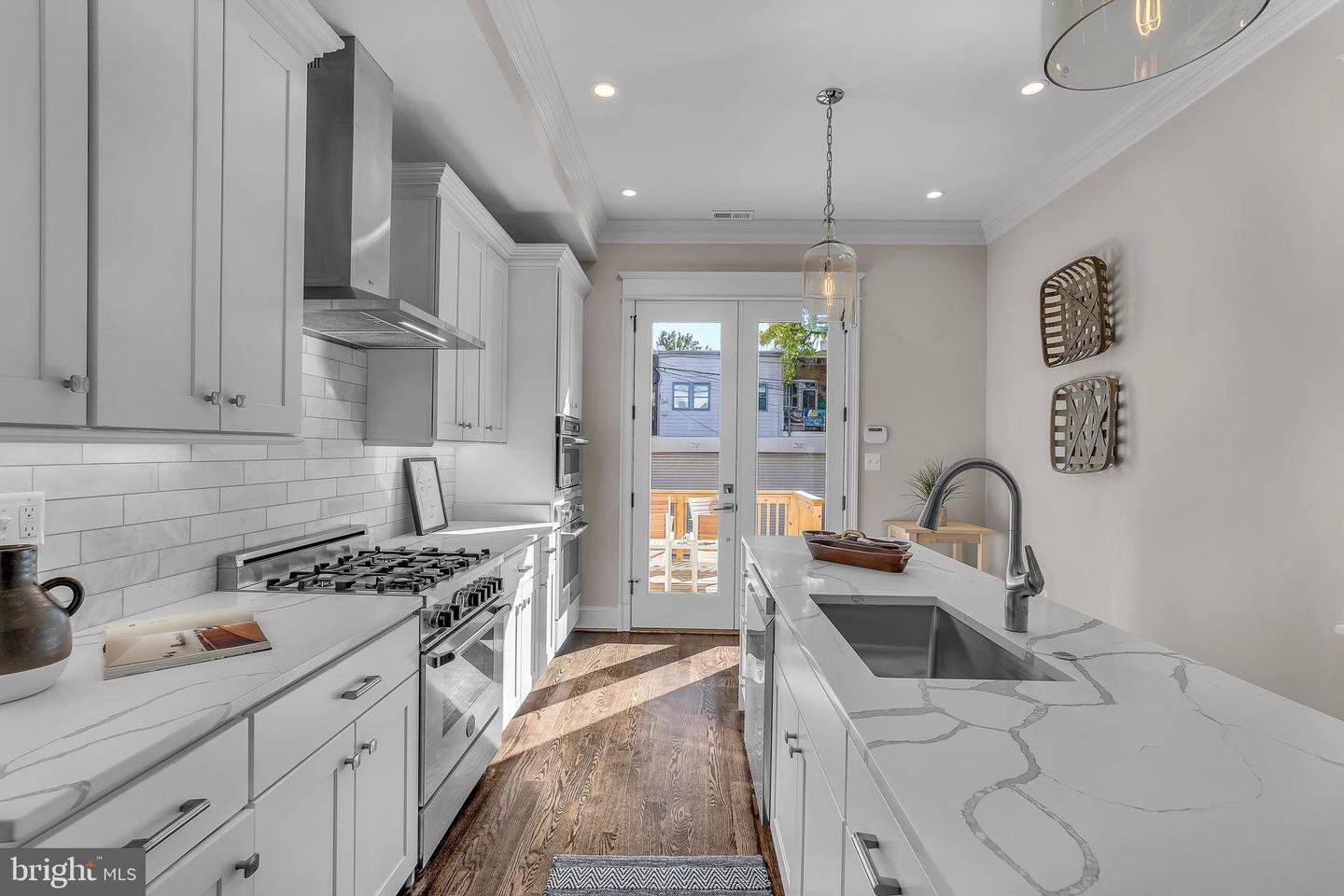 220 N St NW
