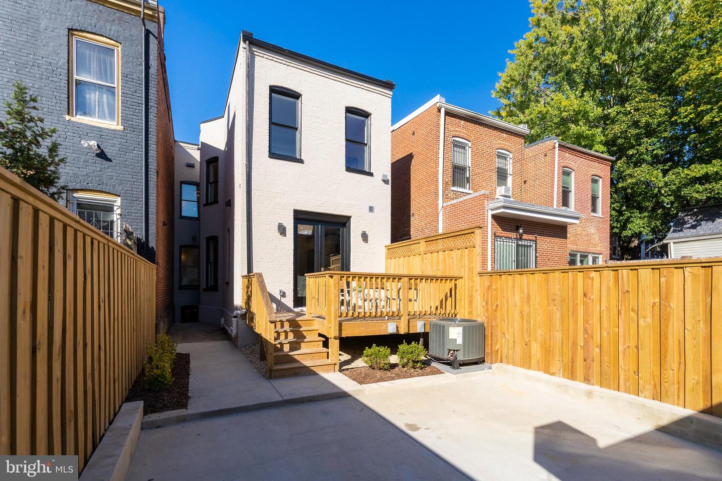 220 N St NW