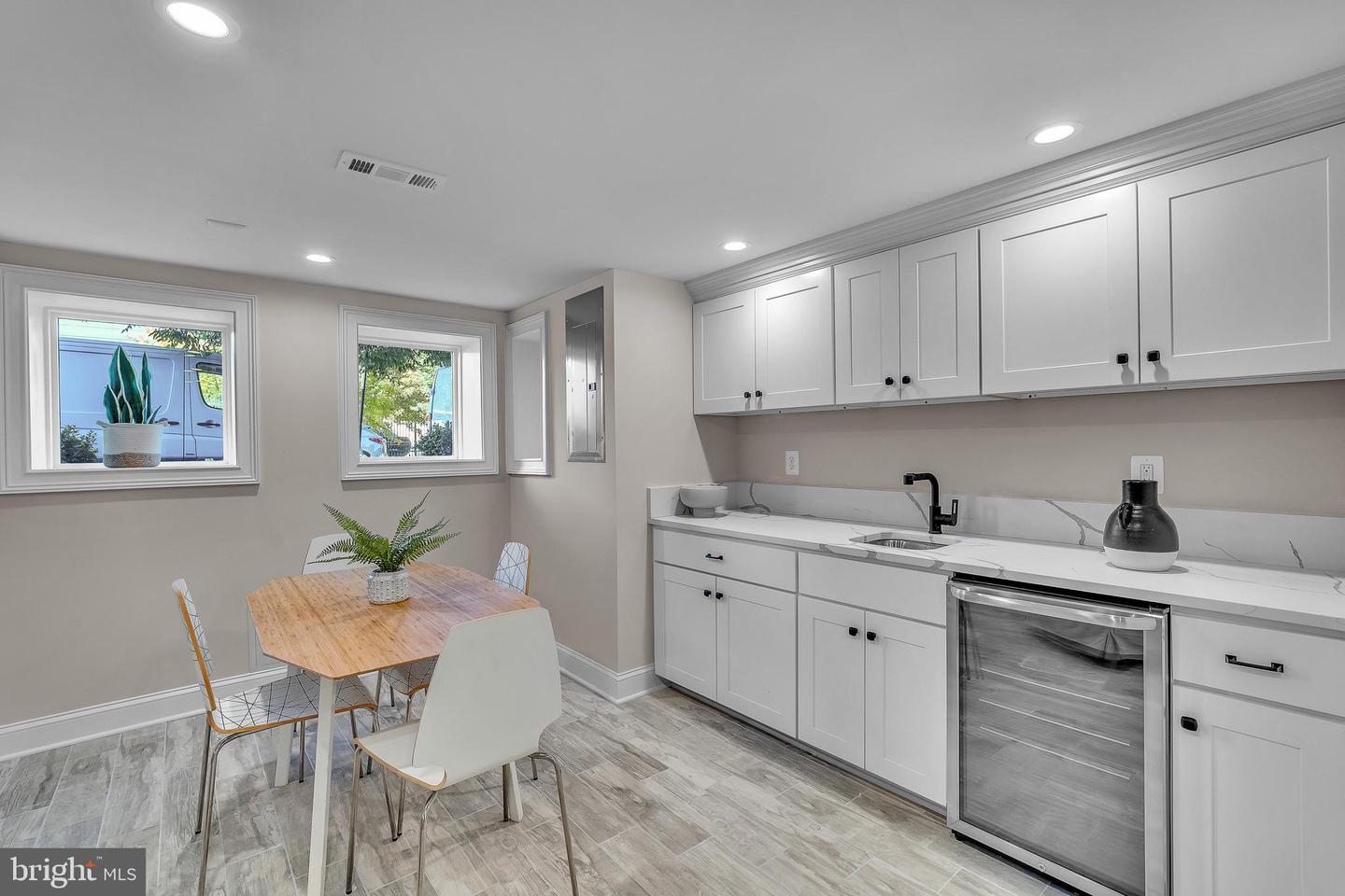 220 N St NW