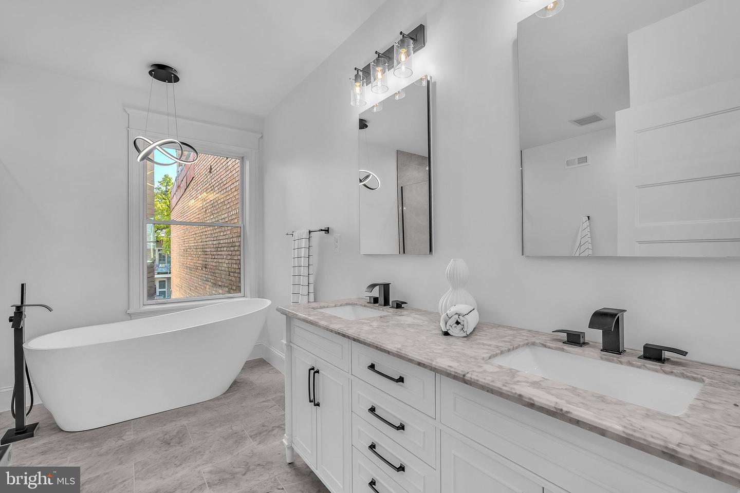 220 N St NW