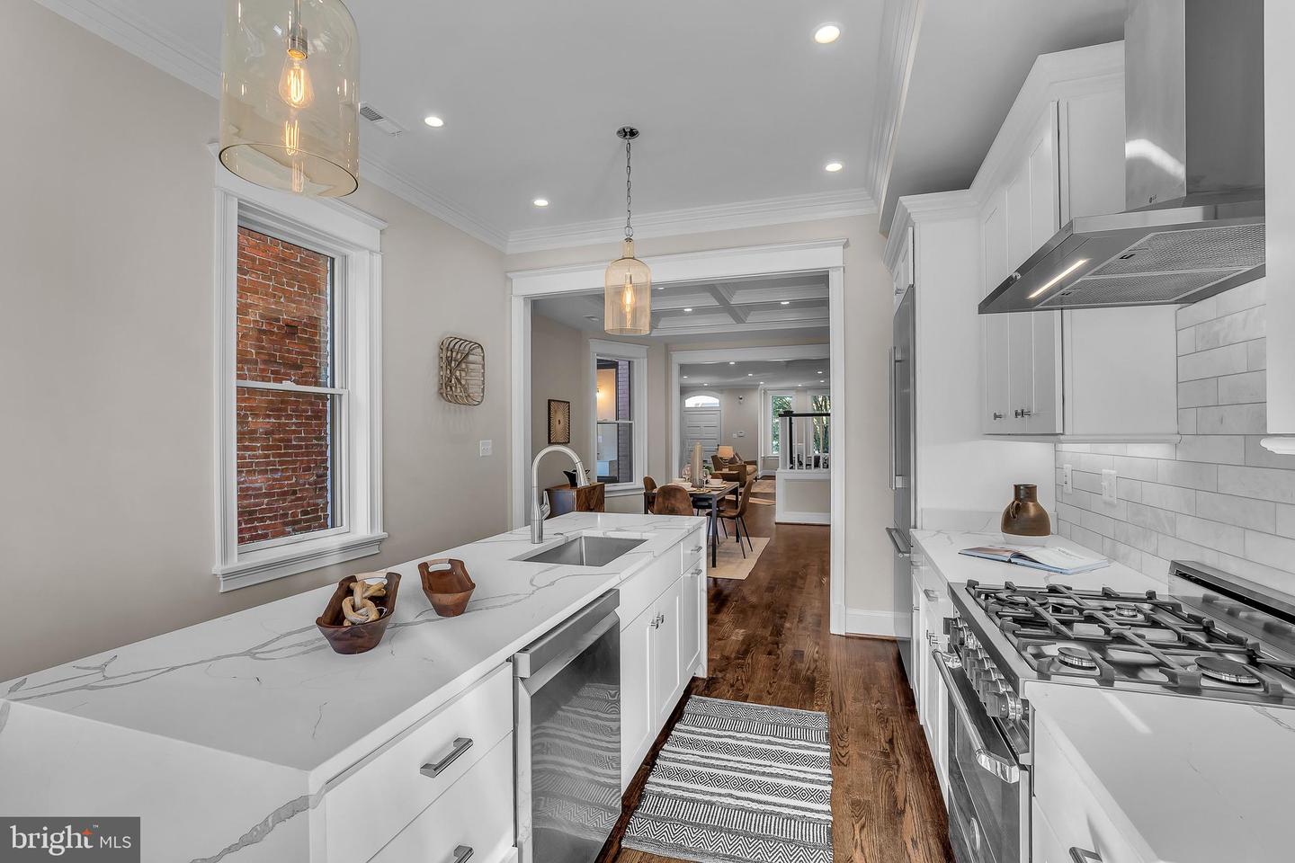 220 N St NW