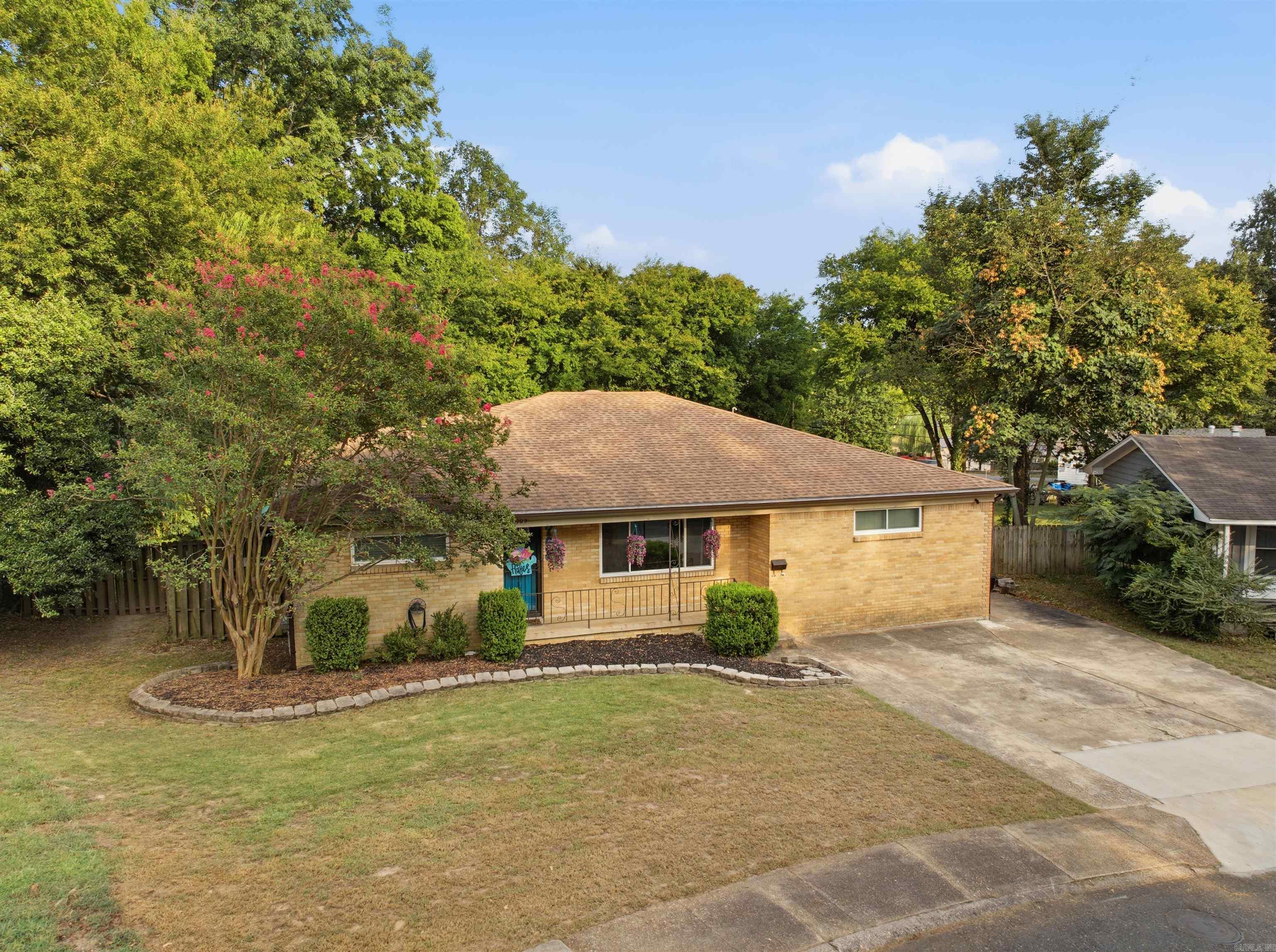 805 Oakwood