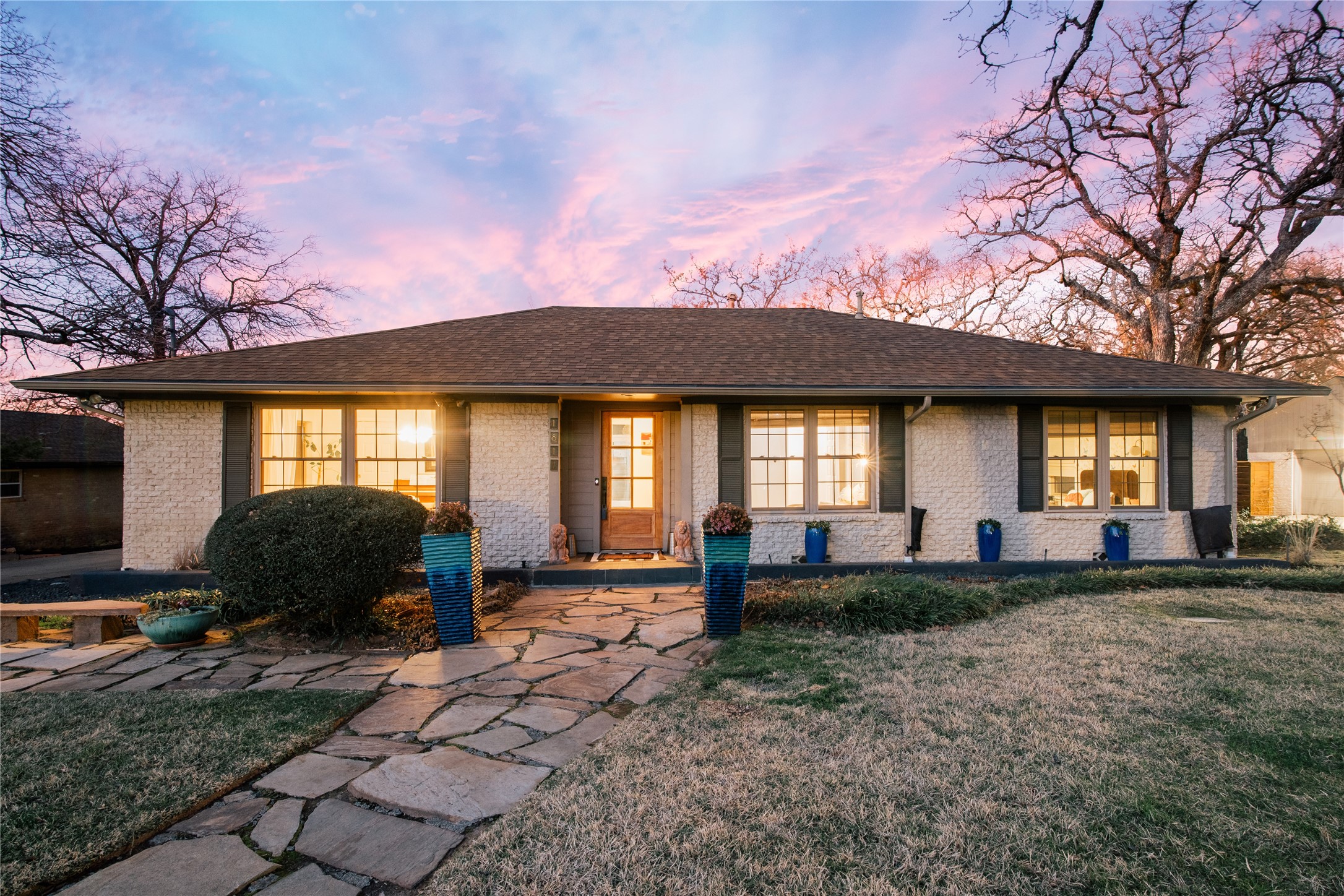 1811 Locksley Lane