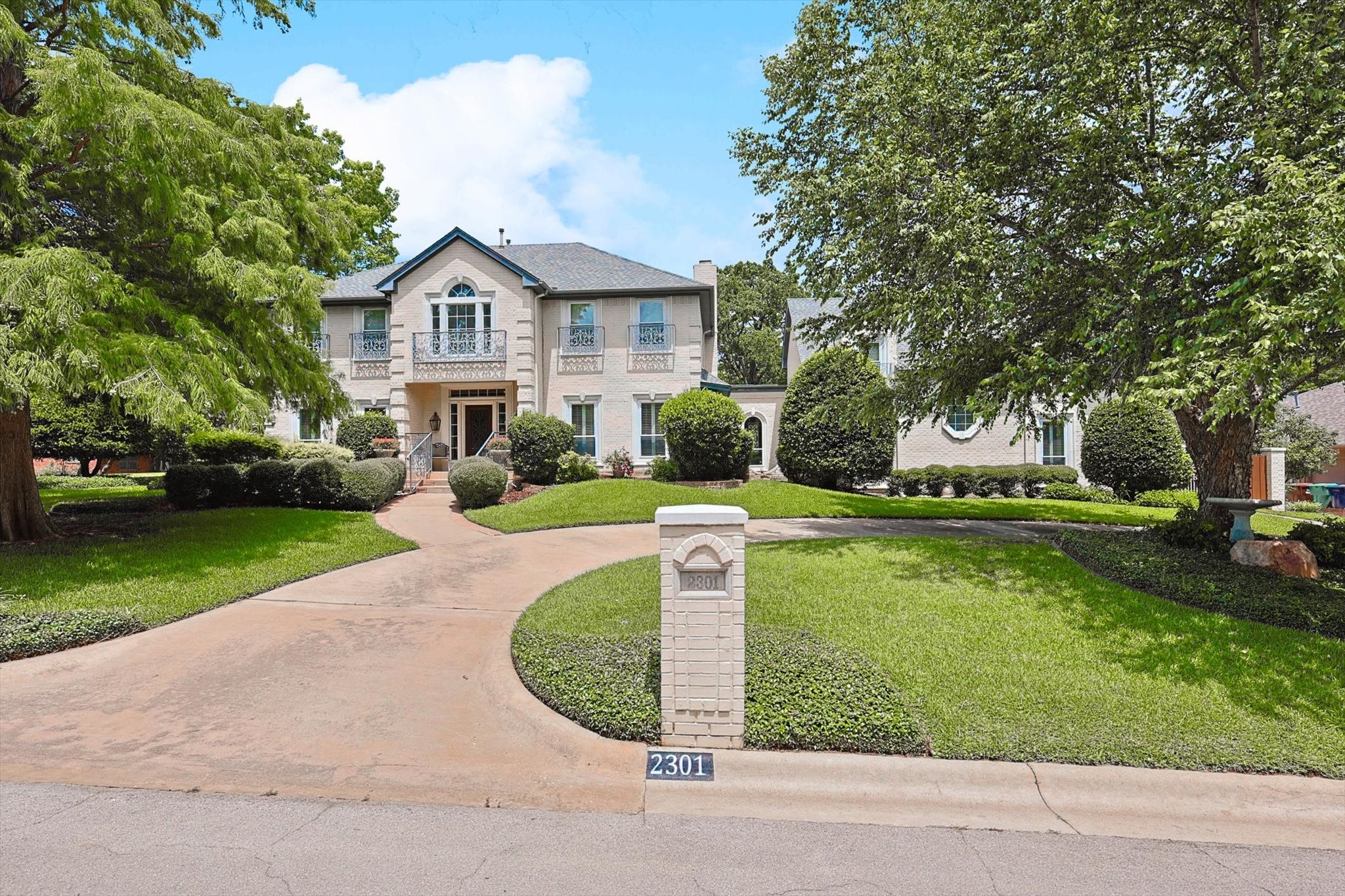 2301 Stonegate Circle