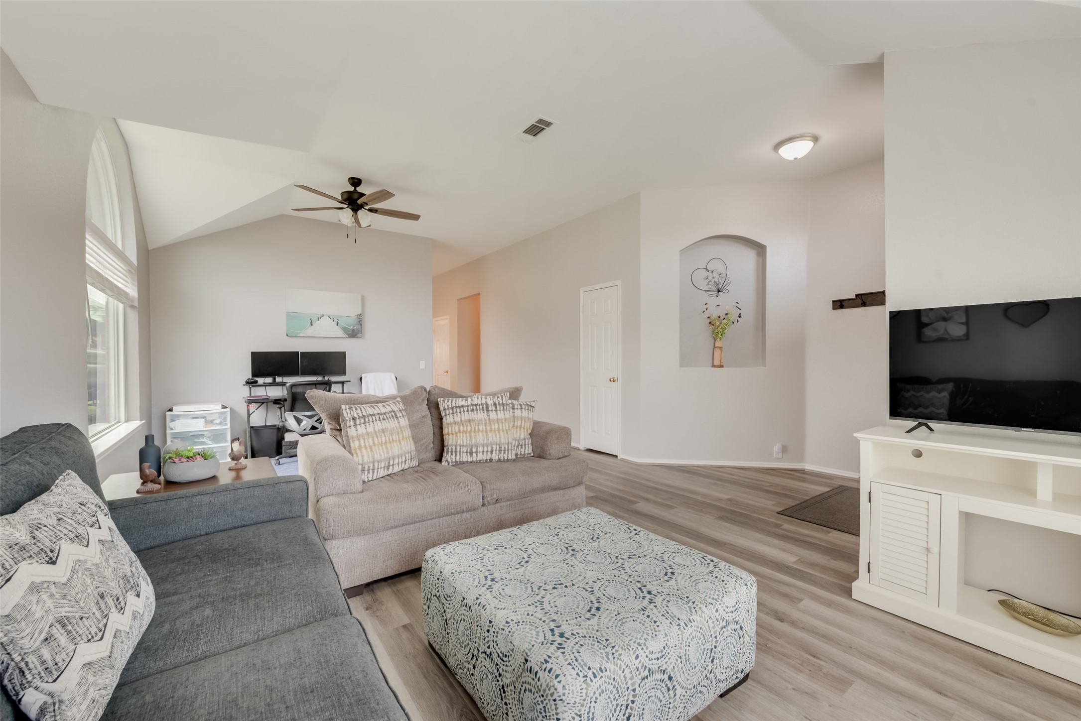2801 Crater Lake Lane
