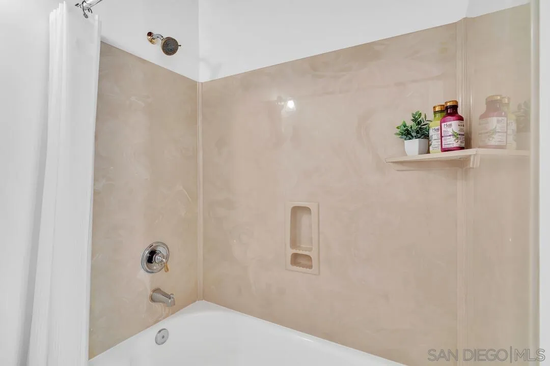 3238 Via Alicante