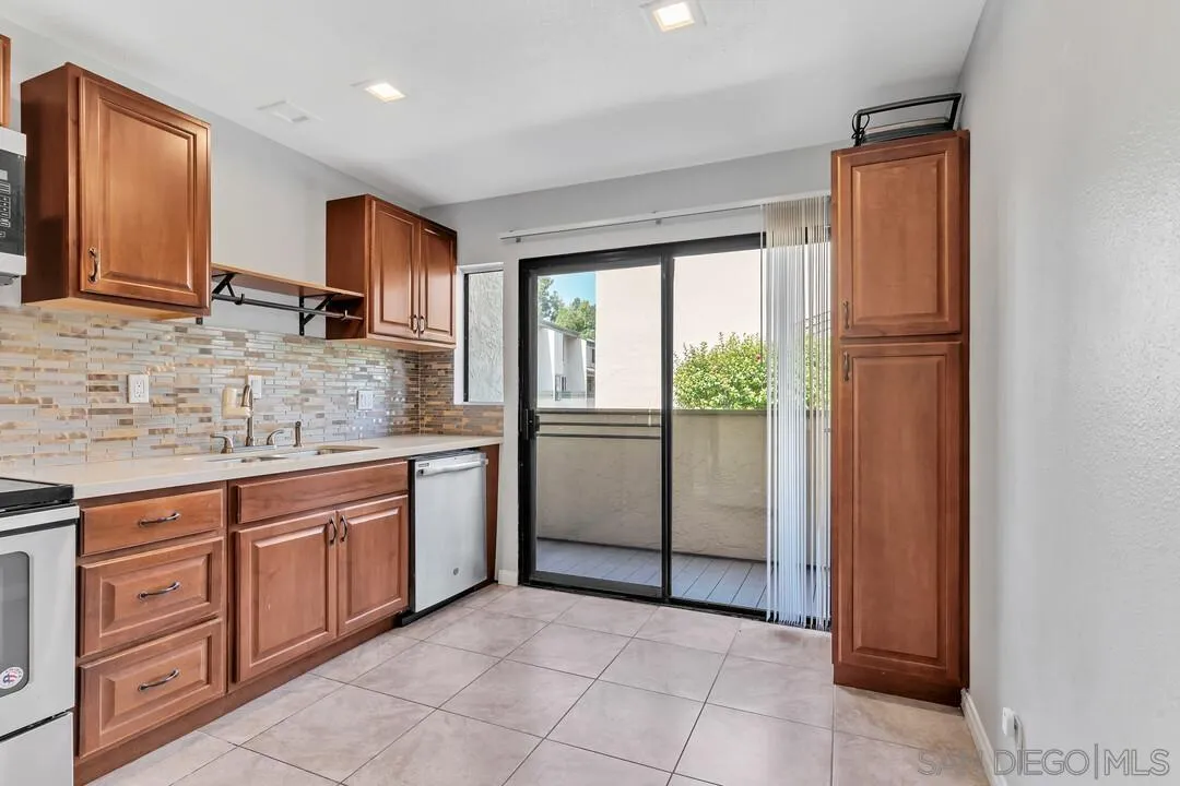 3304 Caminito Eastbluff Unit 142