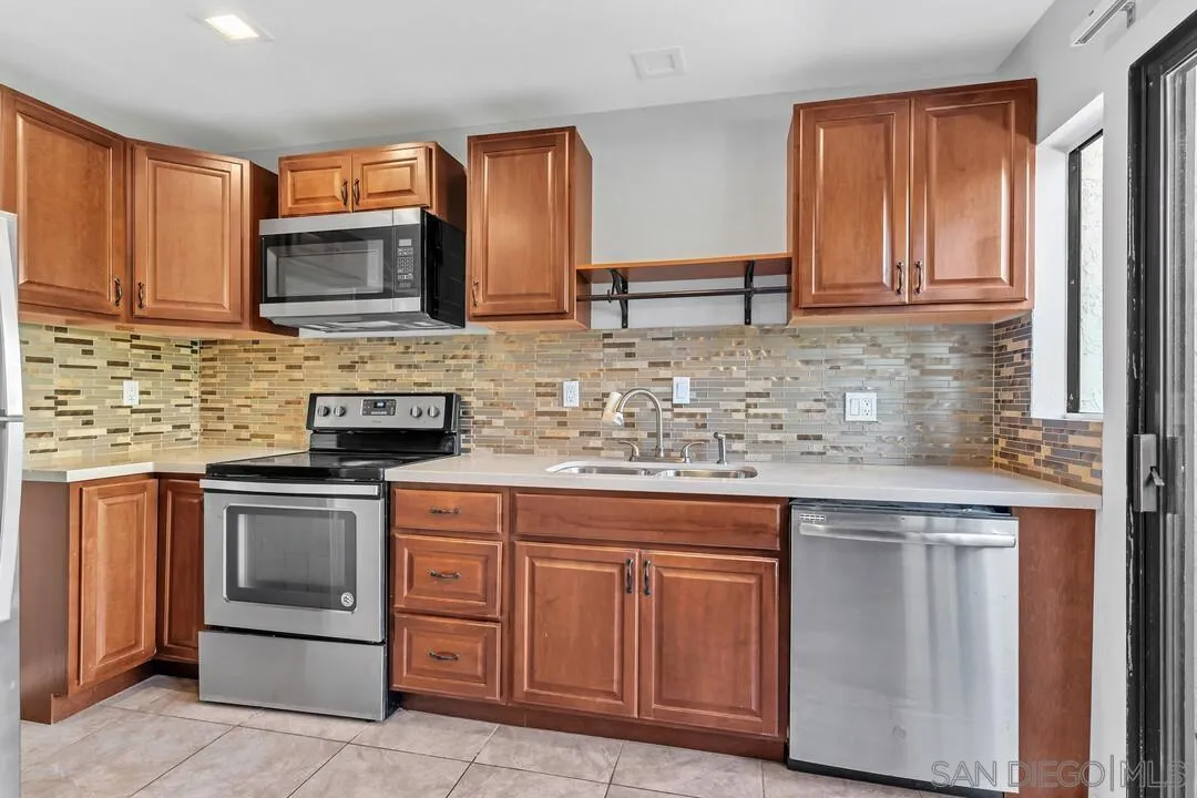 3304 Caminito Eastbluff Unit 142