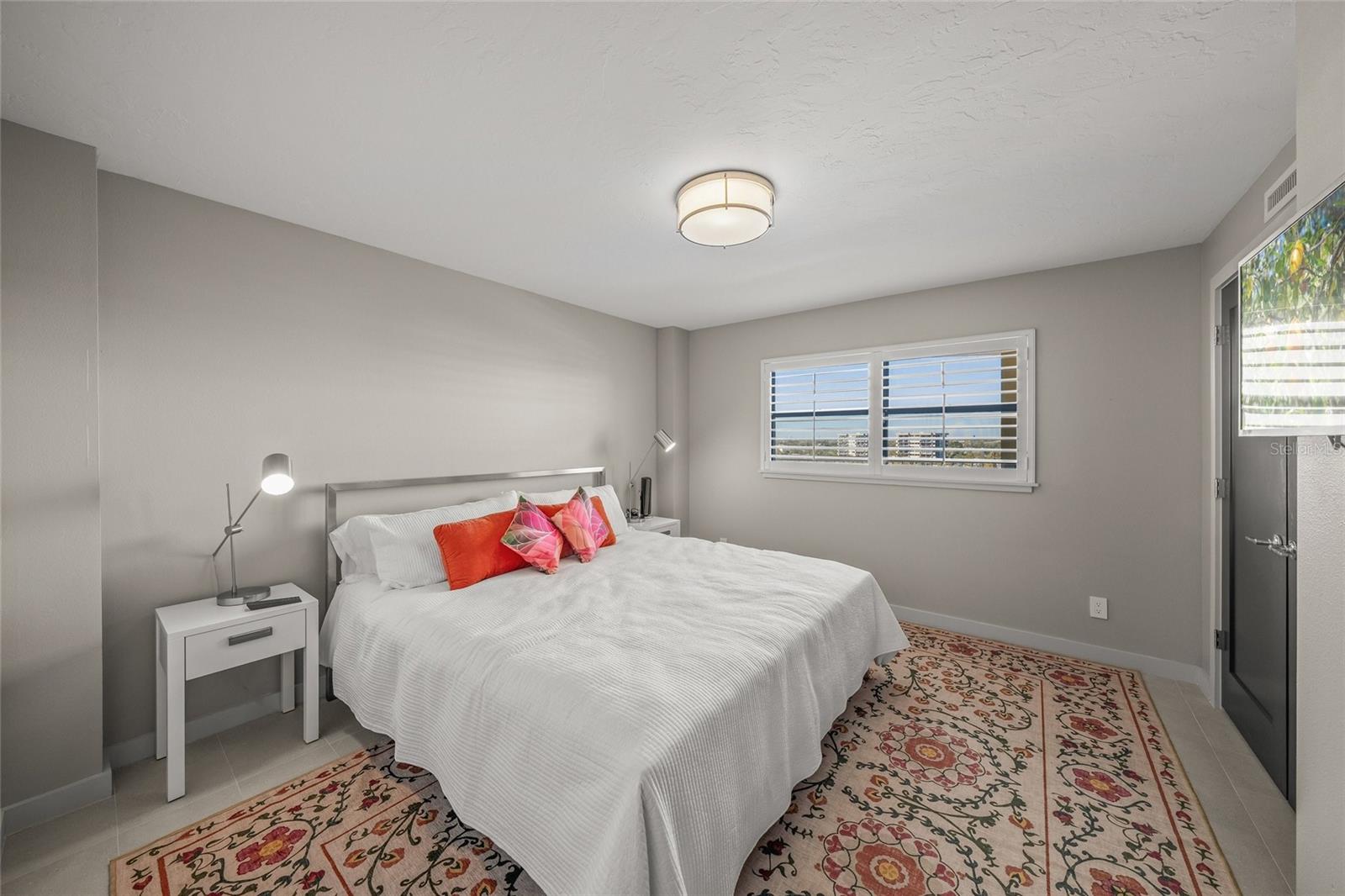 5750 MIDNIGHT PASS RD #704E