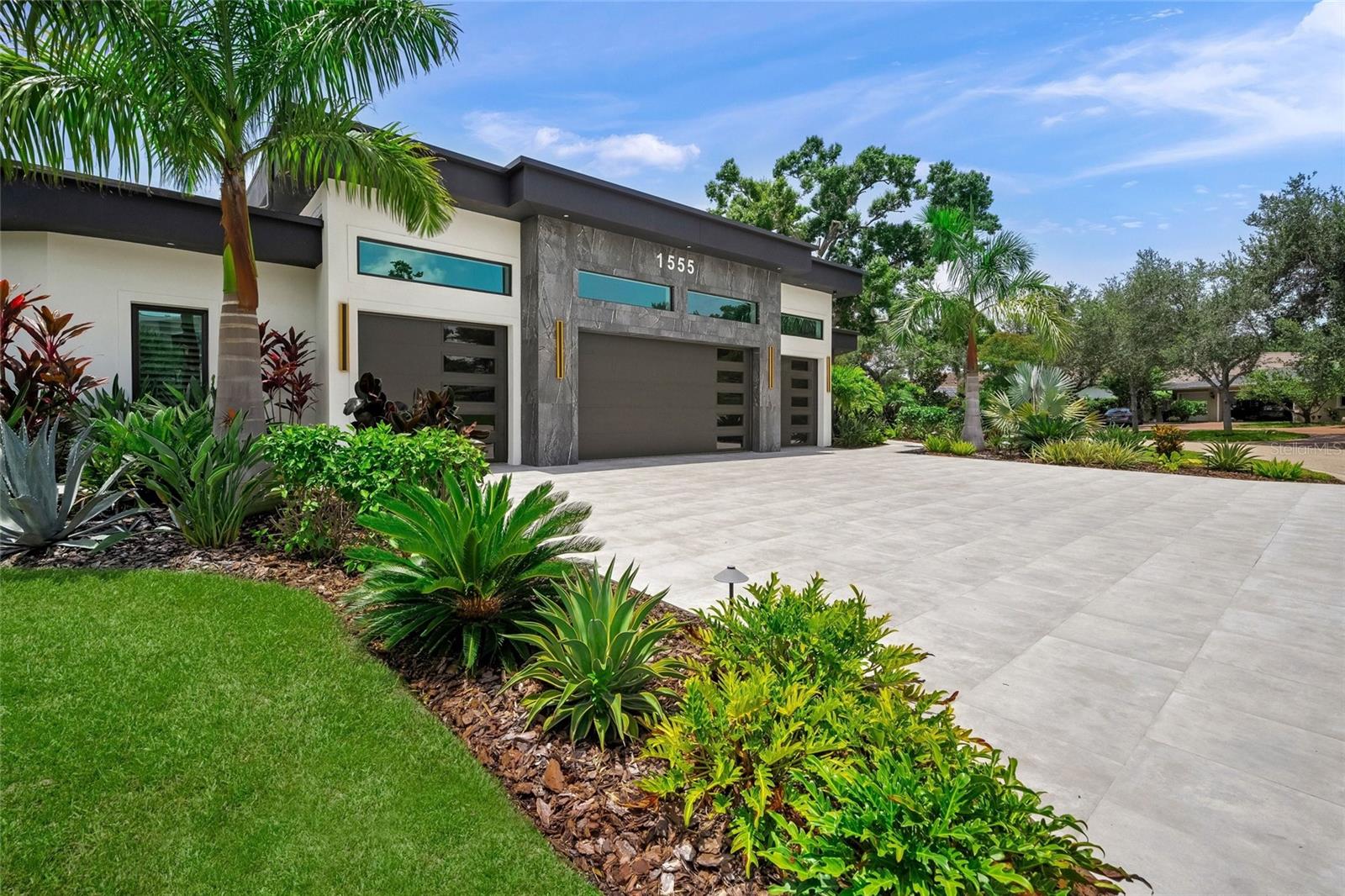 1555 EASTBROOK DR