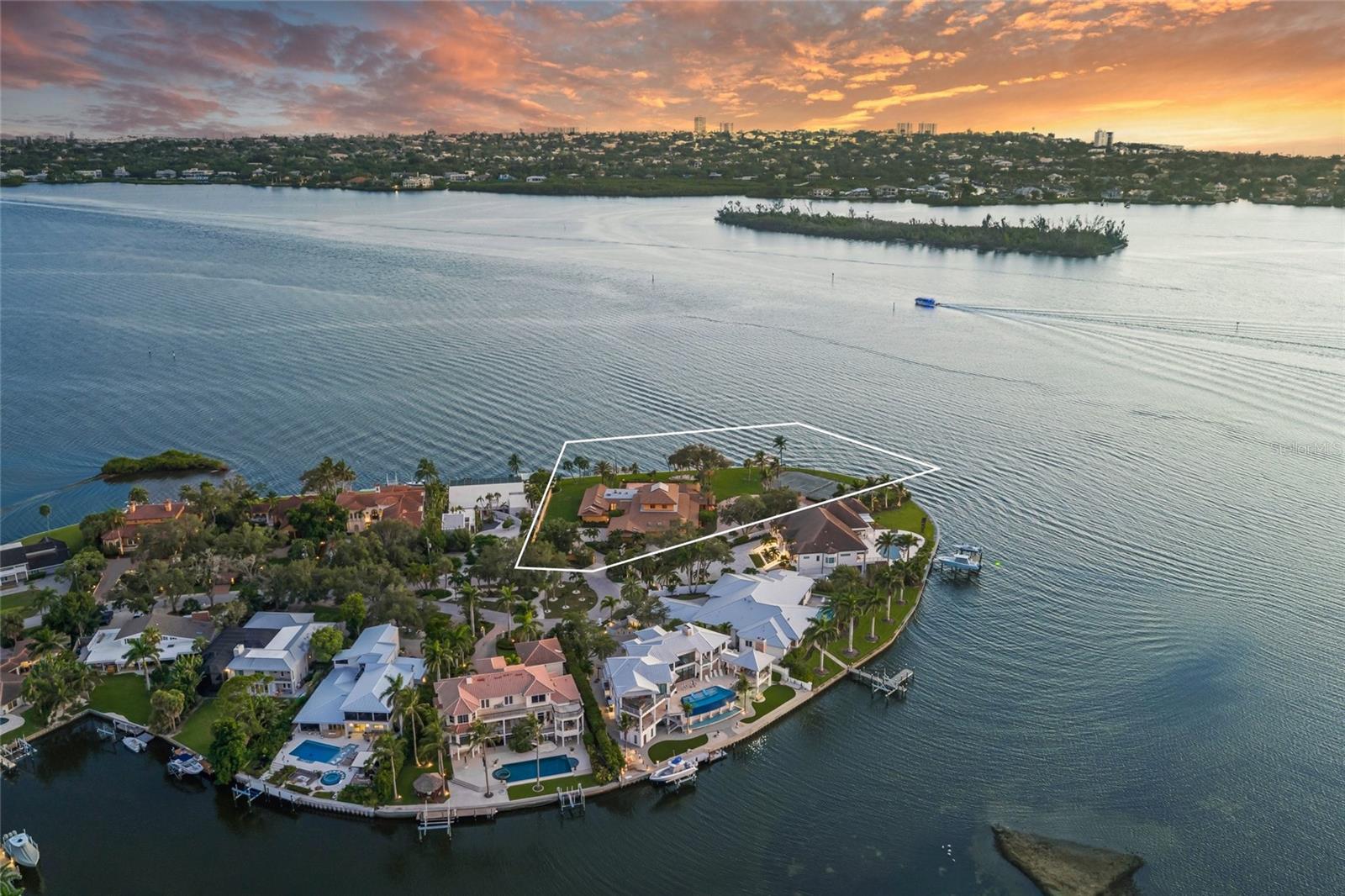 1136 N LAKE SHORE DR