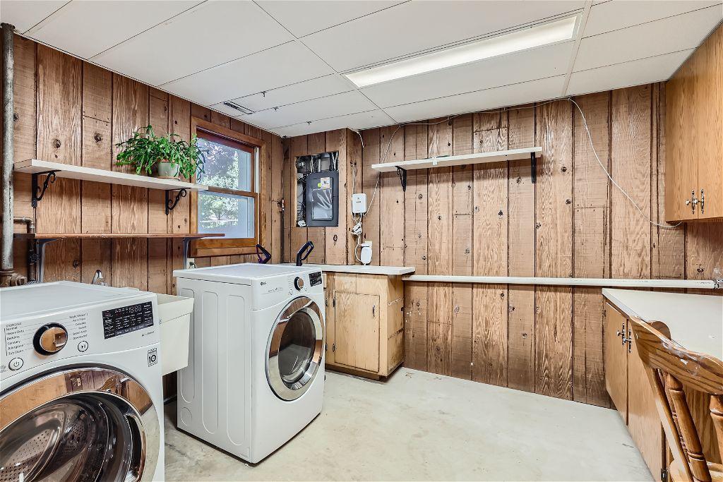 908 County Road C2 W