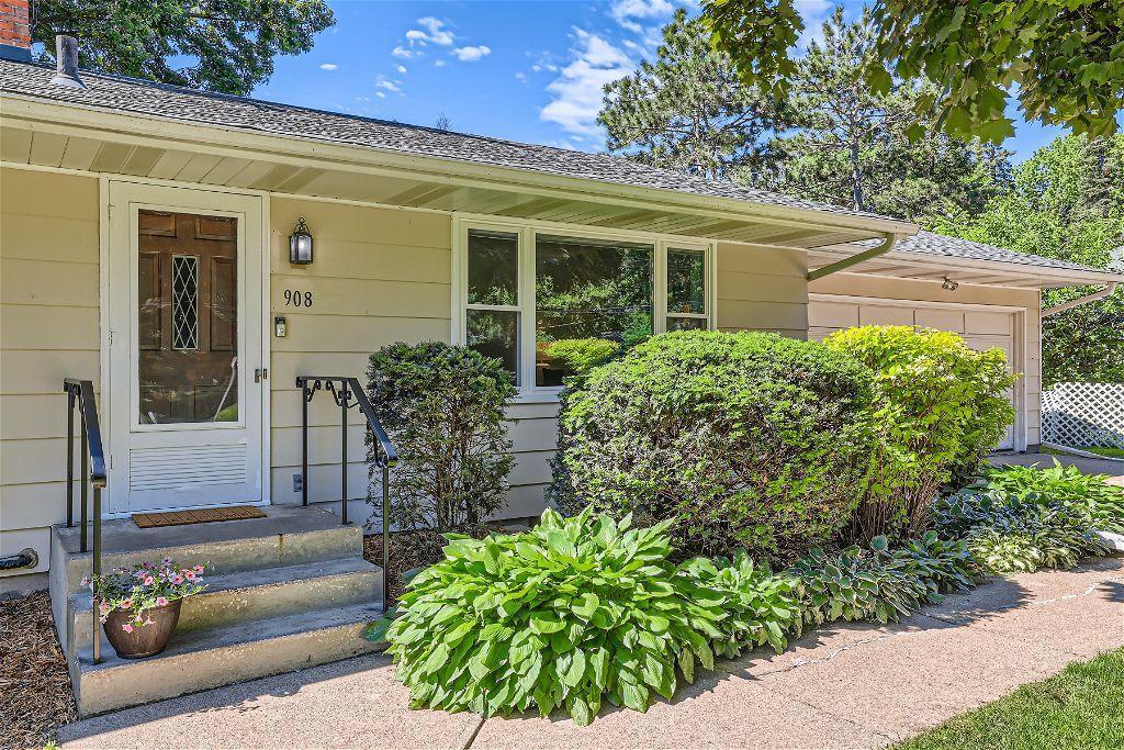 908 County Road C2 W