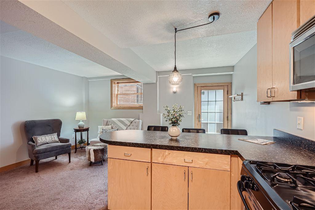 319 W 47th Street Unit: 6