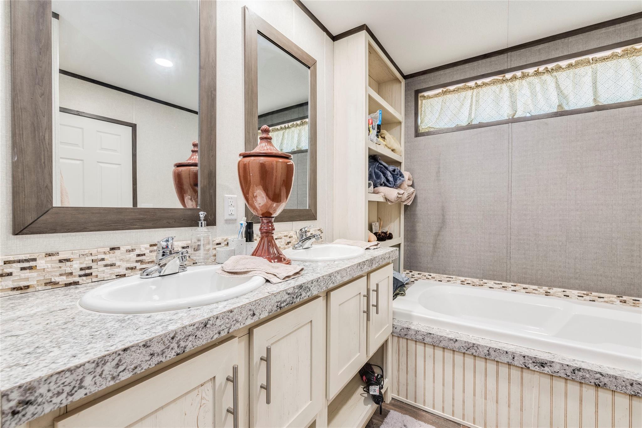 1099 County Road 247, Rochelle