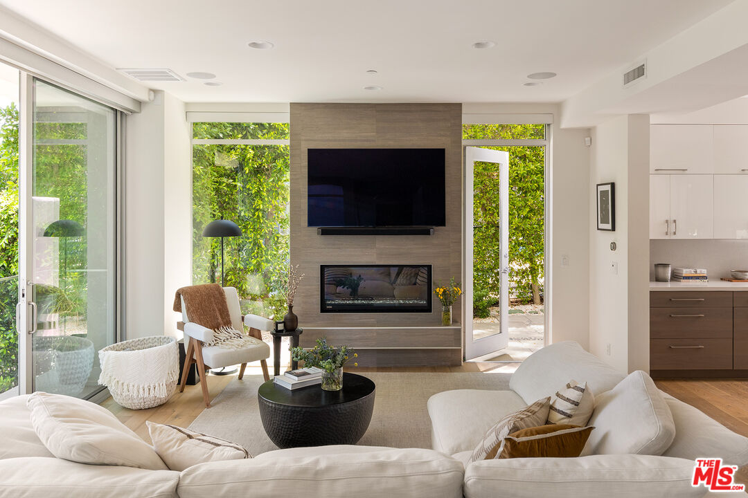 7350 Pacific View Dr