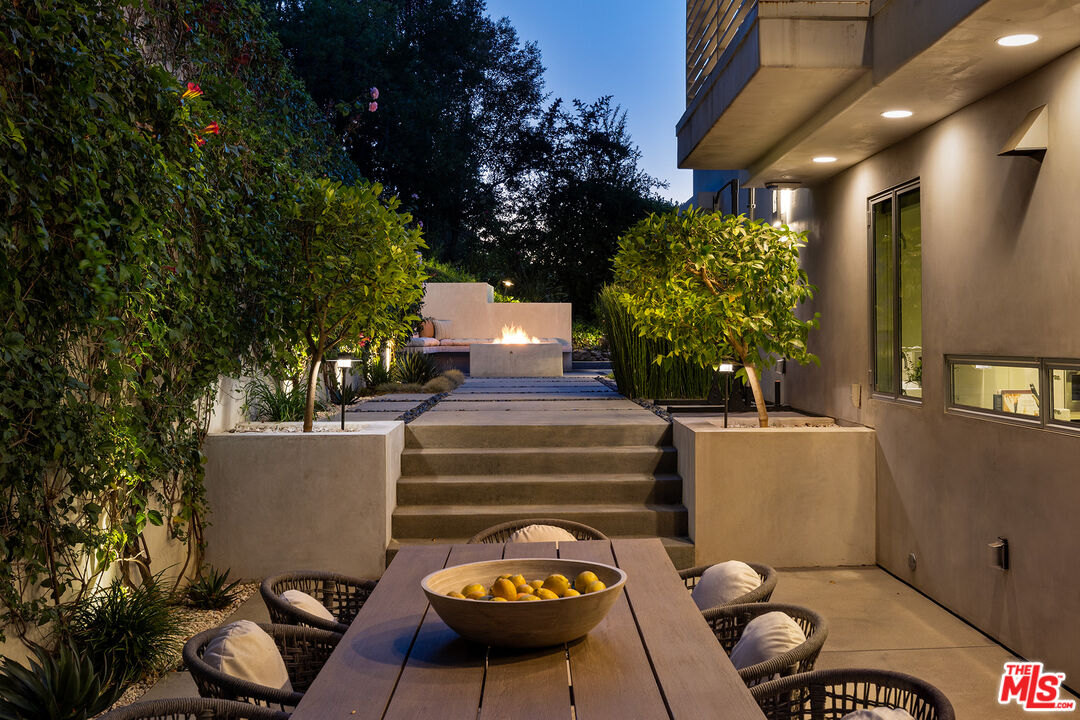 7350 Pacific View Dr