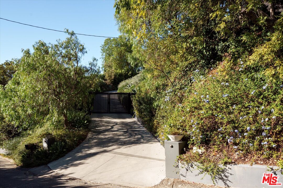 3860 Sunswept Dr