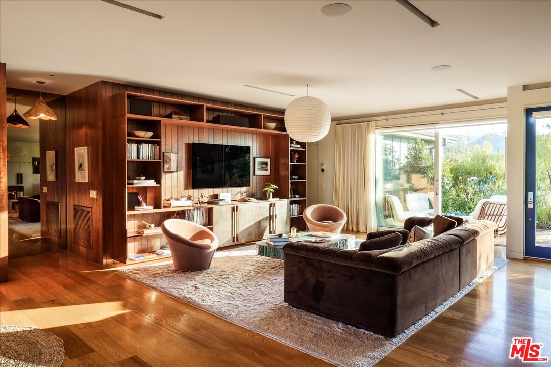 3860 Sunswept Dr