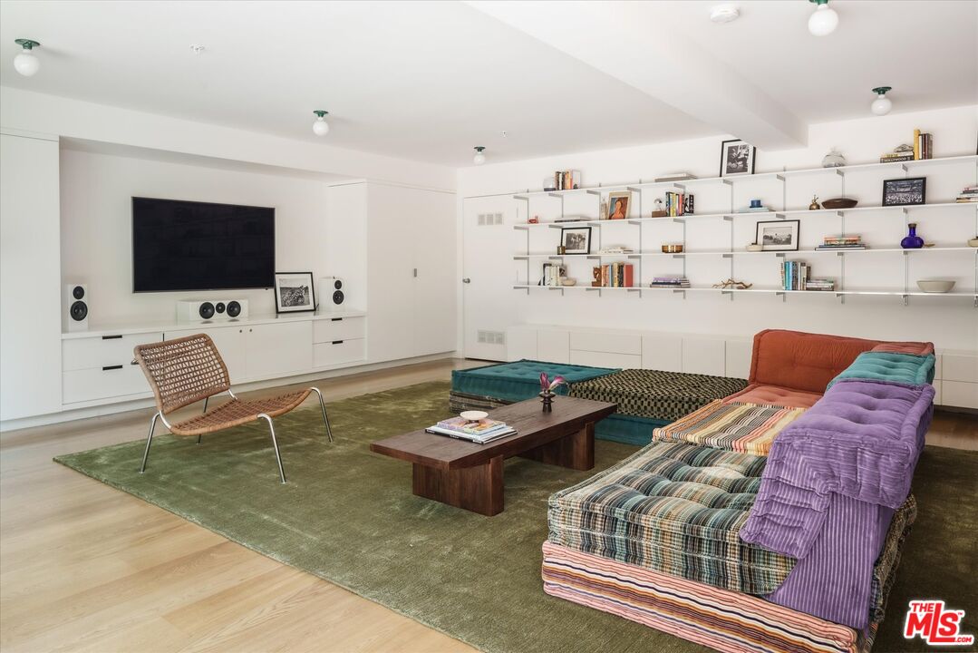 3860 Sunswept Dr